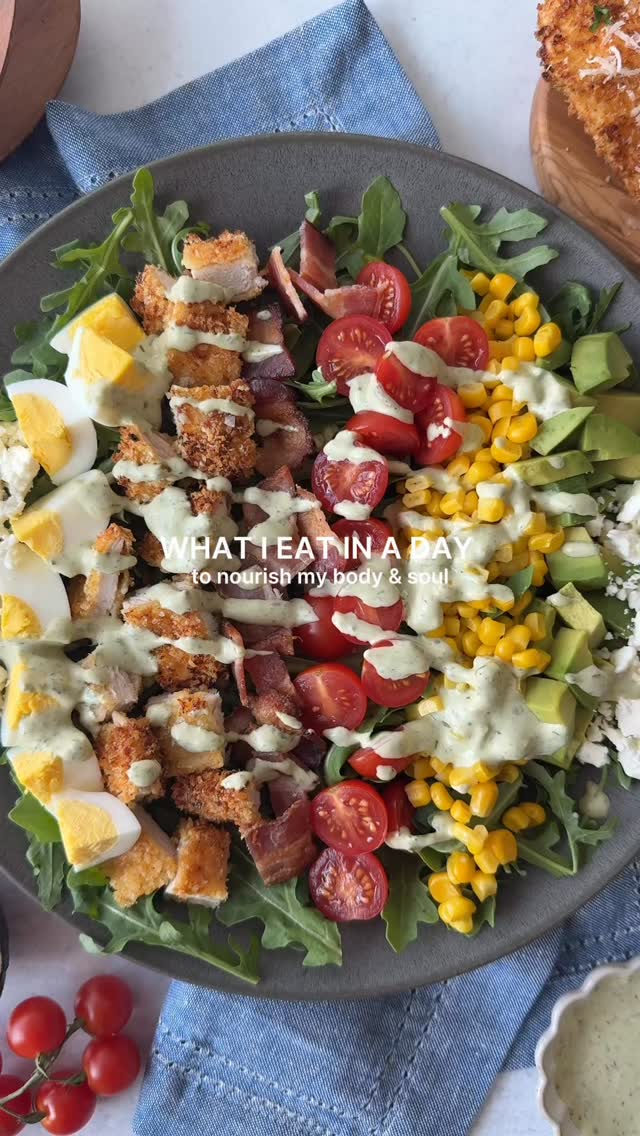 what i eat in a day to nourish my body & soul🤍 
#whatieatinaday #realisticwhatieatinaday #healthymealideas #easyrecipes #wieiad #mealinspo #healthyfood #healthylifestyle #healthyeating #balanceddiet #healthyeats #easymealideas #weekdaymeals