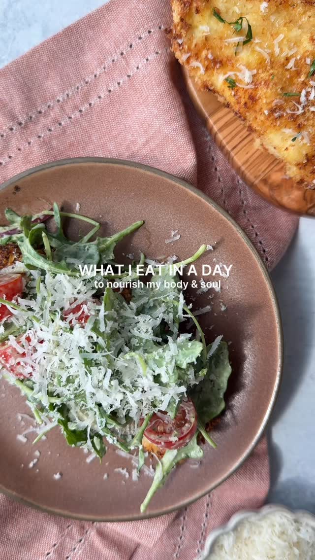 what i eat in a day to nourish my body & soul🤍 
#whatieatinaday #realisticwhatieatinaday #healthymealideas #easyrecipes #wieiad #mealinspo #healthyfood #healthylifestyle #healthyeating #balanceddiet #healthyeats #easymealideas #weekdaymeals